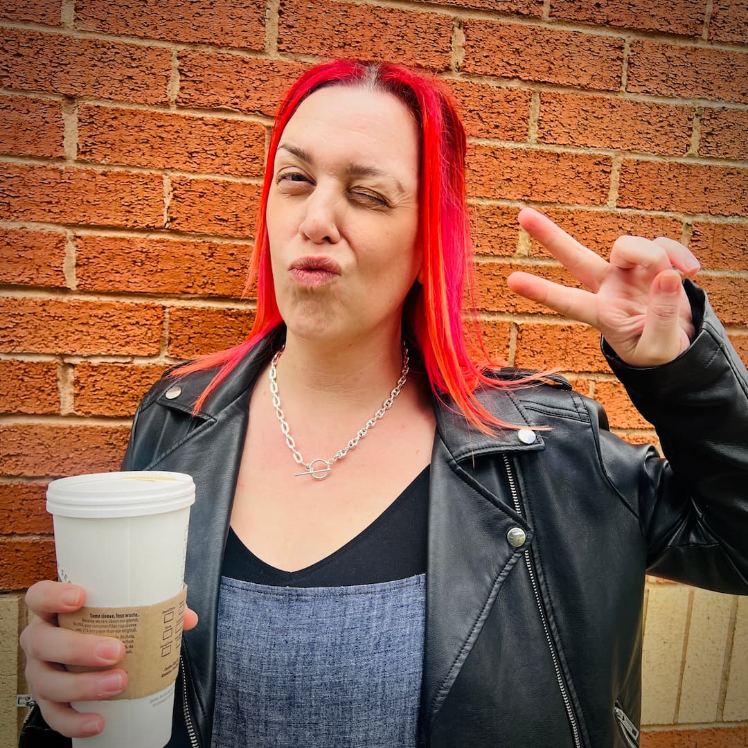 Person wearing the ROCKSTAR★REFINEMENTS™ TWIN LEAD DUALity chain.