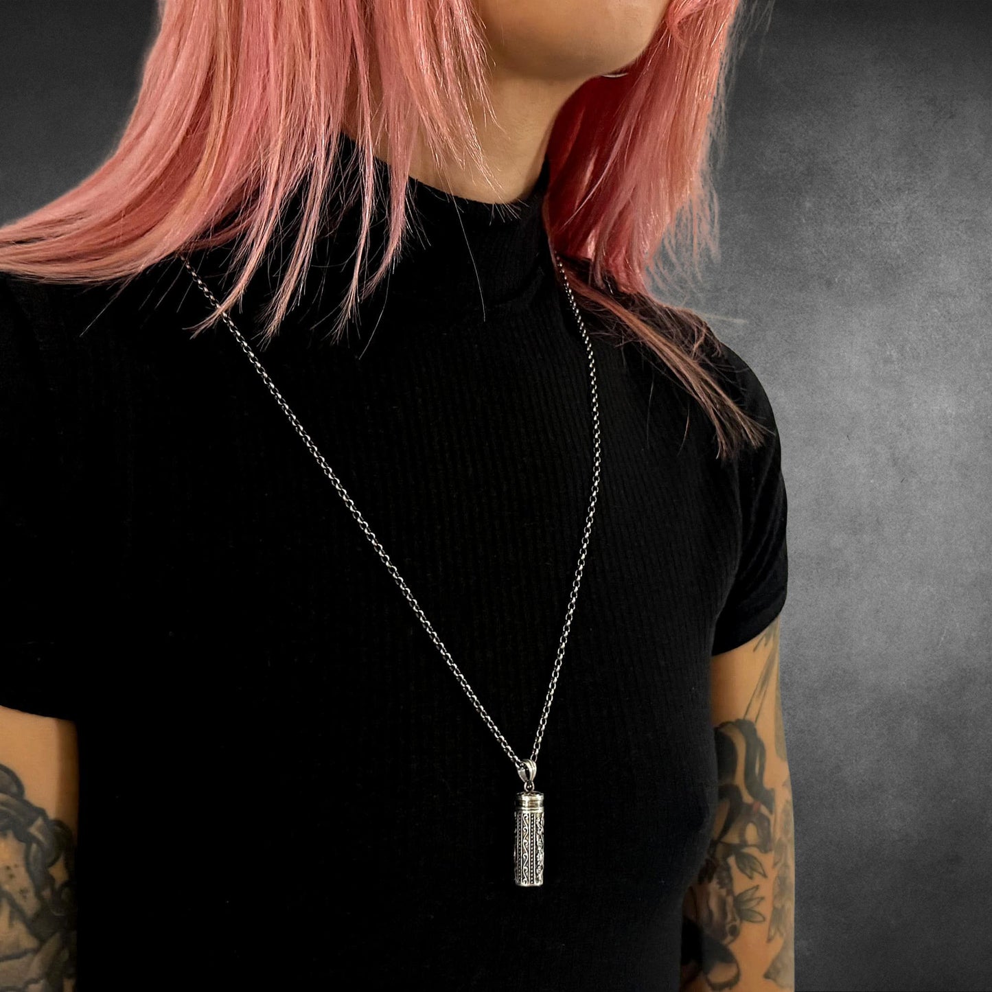 ANTIDOTE (NOT INCLUDED) on 28-inch oxidised belcher chain worn by tattooed model 