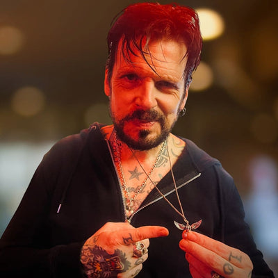 Ricky Warwick on tour wearing